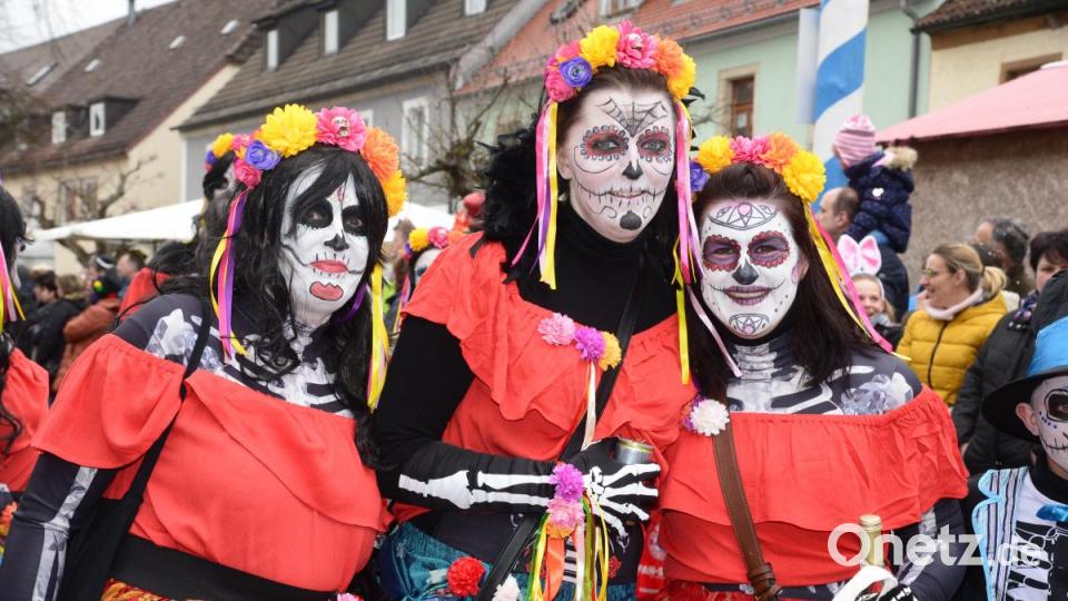 Richtig bunt und die Gesichter kaum noch erkennbar - so zog diese Damengruppe durch Pleysteins Straßen. Bild: bey