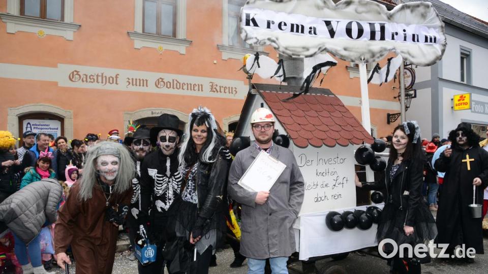 Der FC-Bayern-Fanclub Waidhaus erfand eine neue Wortkombination: KremaVOHrium und machte per Gedicht deutlich, dass jetzt die Luft reinbleibt. Bild: bey