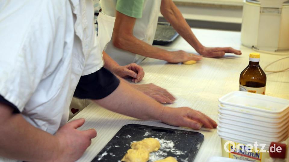 Eine Kunst für sich: das Schleifen der Teiglinge zu Krapfen auf einer bemehlten Arbeitsfläche. Bild: Wolfgang Steinbacher