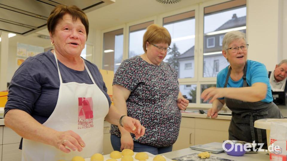 Hauswirtschaftsmeisterin Marianne Lindner (links) führt Regie beim Krapfenbacken. Bild: Wolfgang Steinbacher