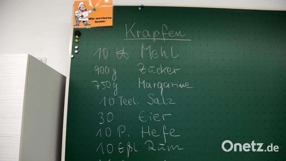 Ein Rezept im XXL-Format: Insgesamt sechs Mal machen die Bäcker der KAB diese Menge an Teig. Bild: Wolfgang Steinbacher