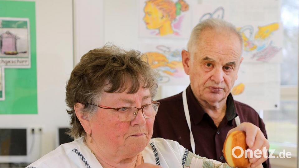 Aufgespießt: Für die Füllung sind Maria und Werner Krieger zuständig. Bild: Wolfgang Steinbacher