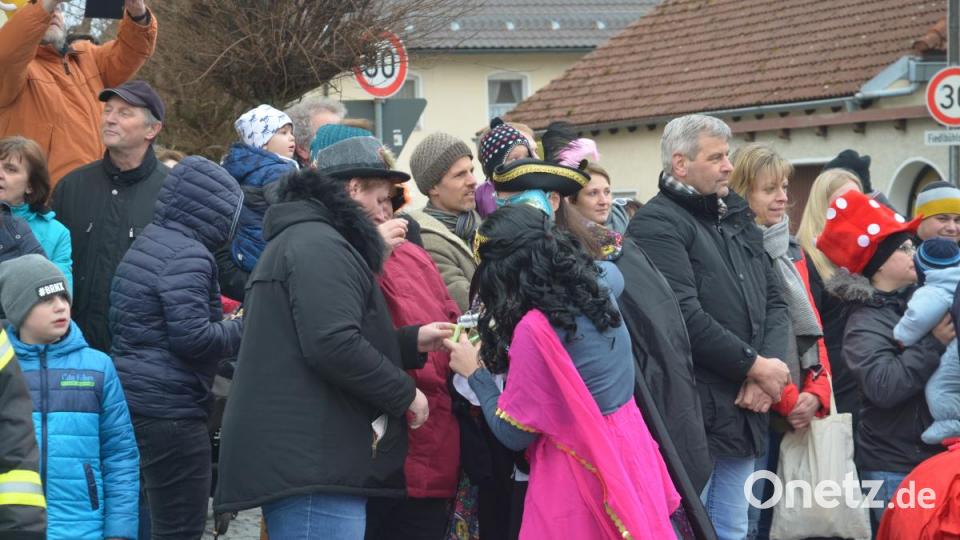 Das Publikum war gierig nach Schönheits-Gel vom Kamel . Bild: dob
