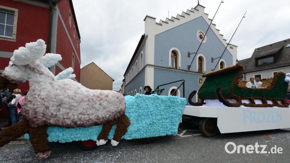 Der Prinzenwagen für das Prinzenpaar René I. und Alexandra II. war heuer ein Schlitten, der von zwei Rentieren gezogen wurde. Bild: bey