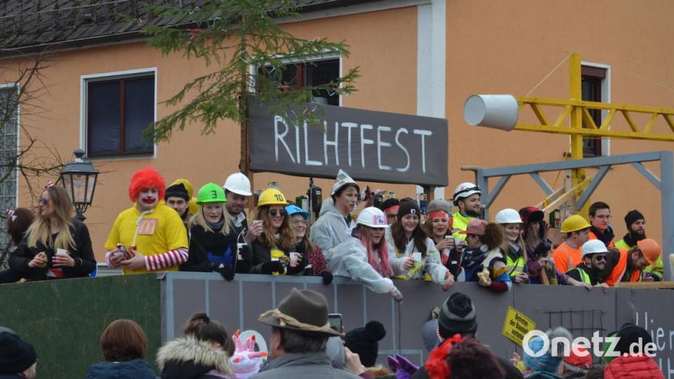 Der Katholische Burschenverein nahm das NOC in Weiden auf die Schippe. Bild: dob