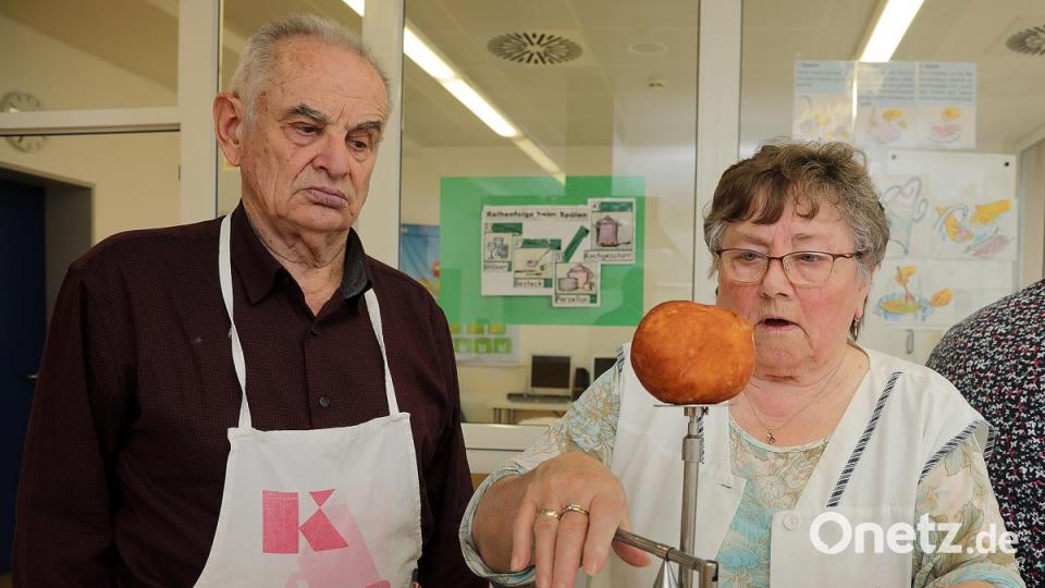 Etwa 11 Gramm Marmelade wird pro Krapfen eingespritzt. Bild: Wolfgang Steinbacher