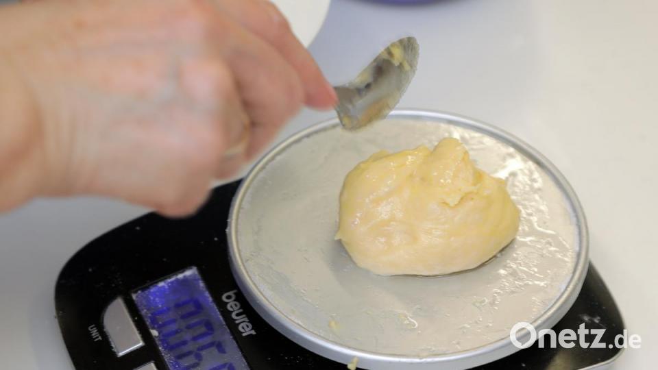 Jedes Teigstück wird abgewogen. Bild: Wolfgang Steinbacher