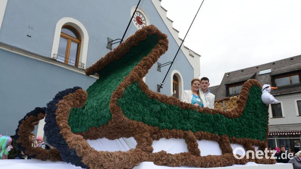In einem riesigen Schlitten fuhr das Prinzenpaar René I. und Alexandra II. beim Faschingszug mit. Gezogen wurde der Schlitten von zwei Rentieren - alles aus Papierrosen. Bild: bey
