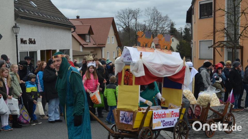 Dritter Bürgermeister Johann Gollwitzer trat heuer als Scheich mit seinem Harem auf. Scheich mit Frau grüßt &quot;Genau&quot;. Er hatte Schönheits-Gel vom Kamel anzubieten. Bild: dob