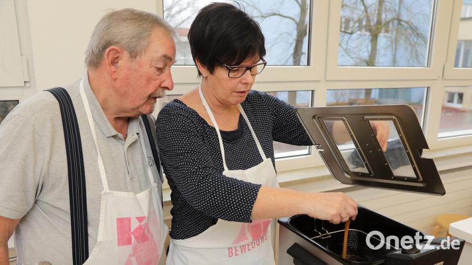 Kochlöffelprobe: Ist das Fett heiß genug, bilden sich Blasen um den hölzernen Stil herum. Bild: Wolfgang Steinbacher