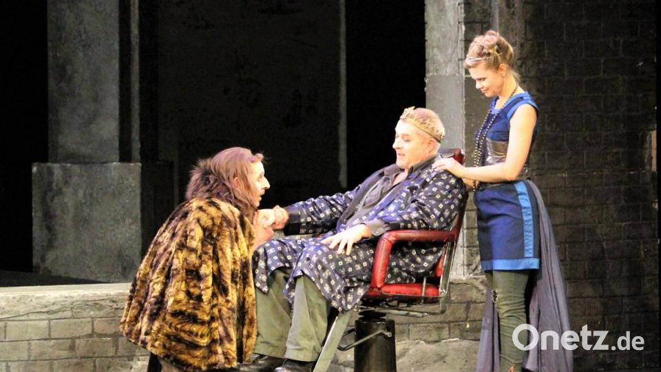 Richard gaukelt seinem Bruder und noch regierenden König Edward IV. Liebe vor und verspricht, Frieden zwischen den Ländereien zu halten. Bild: Dagmar Williamson, dwi