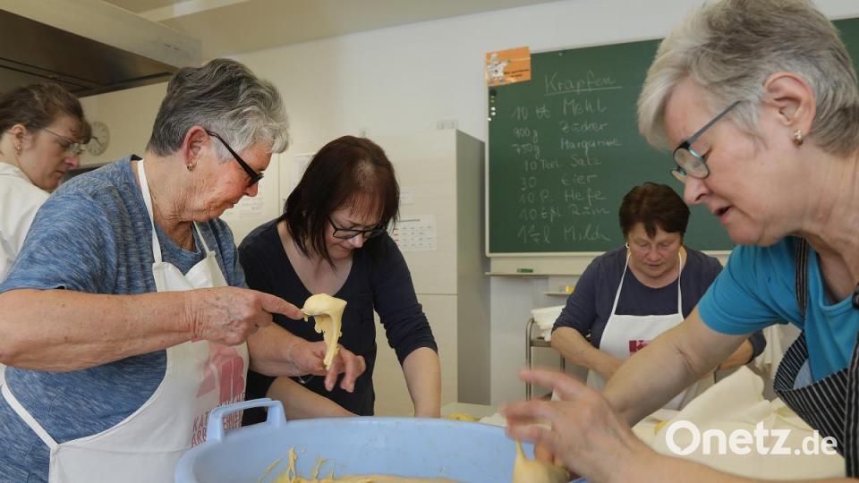 Das Krapfenbacken ist vor allem eines: Teamarbeit. Bild: Wolfgang Steinbacher