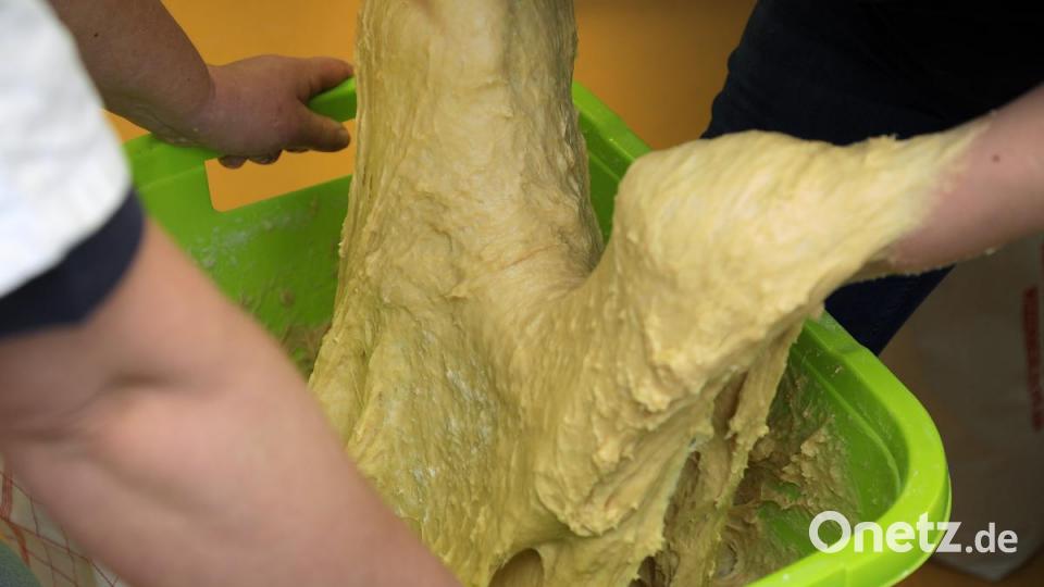 Der Hefeteig wird mit der Hand abgeschlagen - bis er Blasen wirft. Bild: Wolfgang Steinbacher
