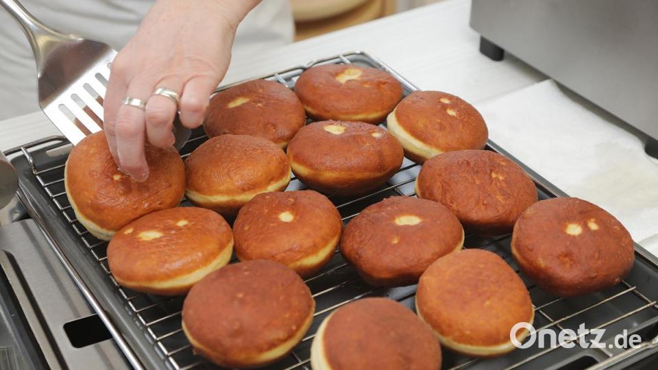Auf einem Kuchenrost tropft das Schmalzgebäck ab. Bild: Wolfgang Steinbacher