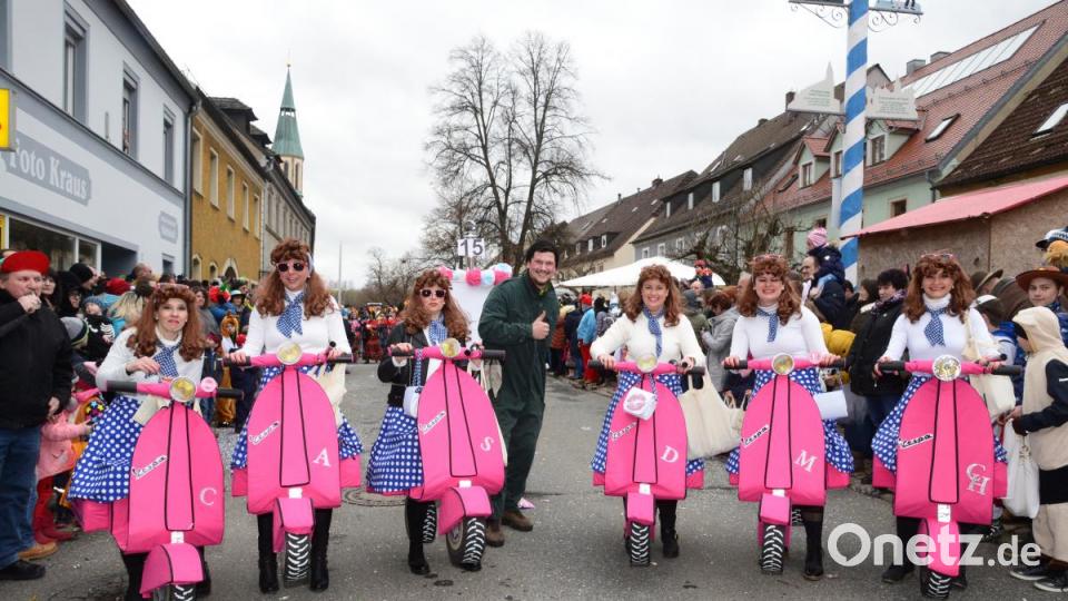Auf ihren "heißen Öfen" bewältigten die "Renner Mädl´s" den Faschingszug durch die Stadt. Für alle Notfälle hatten sie auch ihren Mechaniker (Mitte) mitgebracht. Bild: bey