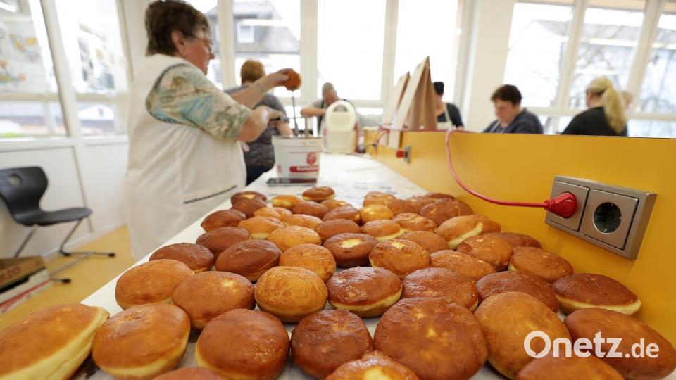 Krapfen über Krapfen: Rund 1000 Stück bäckt die KAB am Faschingssamstag. Bild: Wolfgang Steinbacher