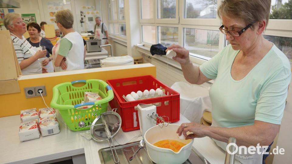 Backen im XXL-Format: Pro Charge Hefeteig werden 30 Eier aufgeschlagen. Bild: Wolfgang Steinbacher