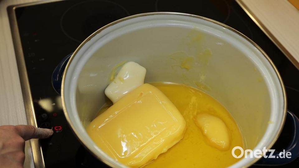 In einem großen Topf wird die Margarine geschmolzen. Bild: Wolfgang Steinbacher