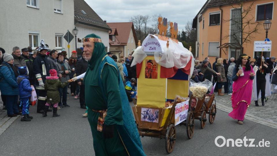 Dritter Bürgermeister Johann Gollwitzer trat heuer als Scheich mit seinem Harem auf. Scheich mit Frau grüßt &quot;Genau&quot;. Er hatte Schönheits-Gel vom Kamel anzubieten. Bild: dob