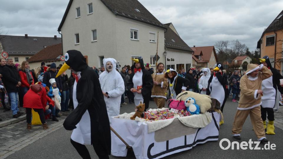 Obwohl sich Pinguine, Eisbären und Eskimos in freier Natur nie treffen - die Fußgruppe Muckes machte es möglich. Bild: dob