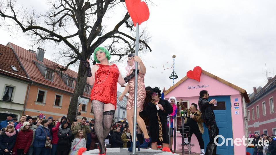 Nach Abschluss von "ISEK 2030" wird es in Pleystein auch einen Treffpunkt mit Damen am "roten Herzen" geben. Wer da sonst noch Vorteile haben wird, zeigten die übrigen "Mitfahrer" auf dem Wagen der Enslein-Haberkorn-GmbH. Bild: bey