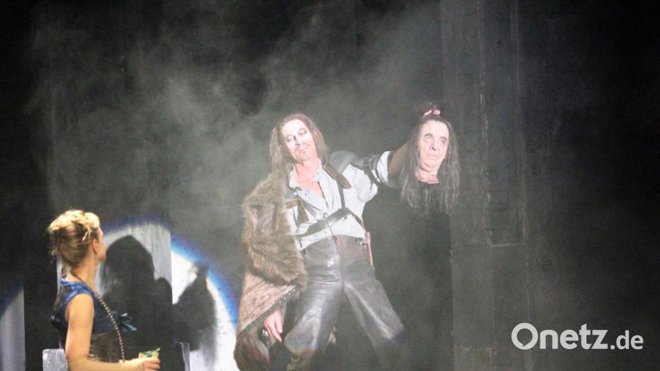 Das Massaker auf dem Weg zum Thron. George, Herzog von Clarence, ist tot. Richard schreckt vor nichts zurück - gar stolz und befriedigt präsentiert er seines Bruders Haupt. Bild: Dagmar Williamson, dwi