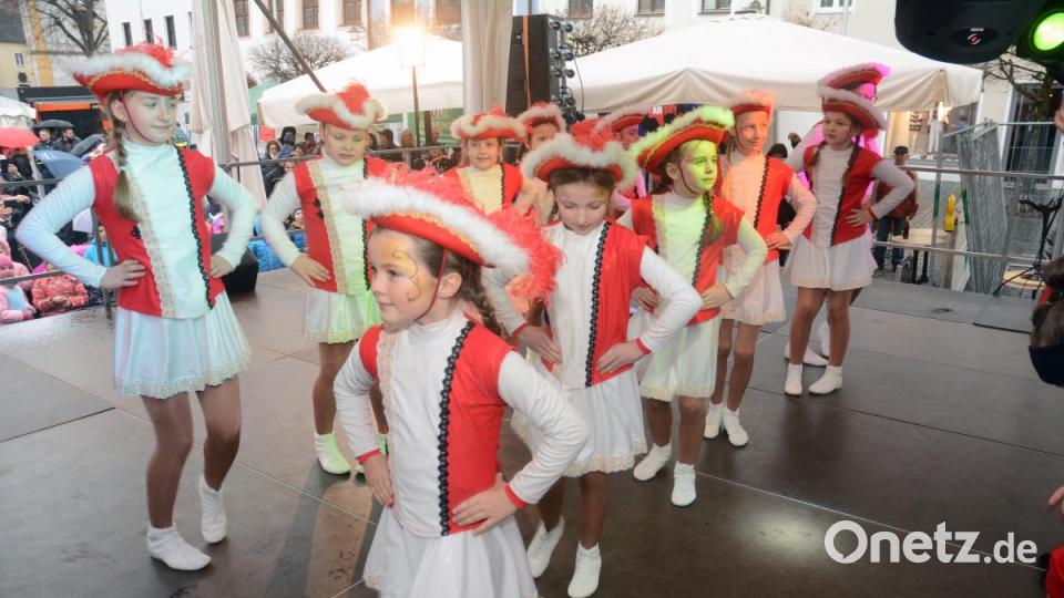Xaver Schreiber, Ehrenpräsident der Narrhalla, lobt den Einsatz der kleinen Tänzerinnen: Sie haben alle Faschingstage ohne Ausfälle in dieser Zusammensetzung durchgehalten. Bild: Gabi Schönberger