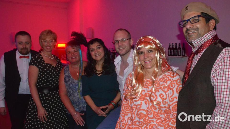 Viele 60s-Fans schwingen das Tanzbein bei der Revival Party. Bild: Kunz