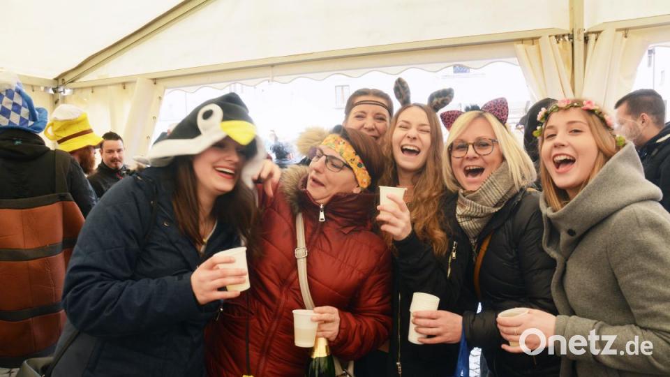 Im beheizten Zelt ist die Stimmung super. Bild: Gabi Schönberger