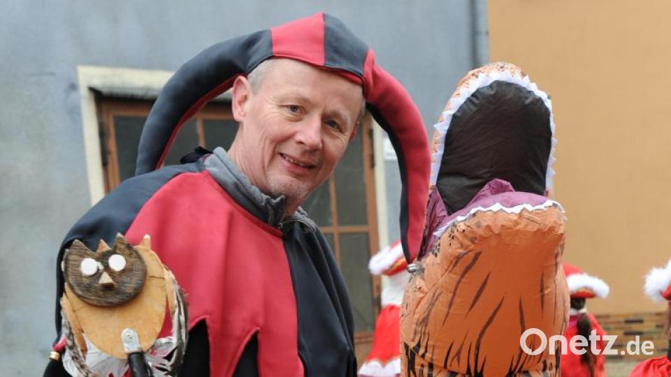 Der Hohenburger Obernarr Hans Wolfsteiner und sein friedlicher Drache. Bild: gf