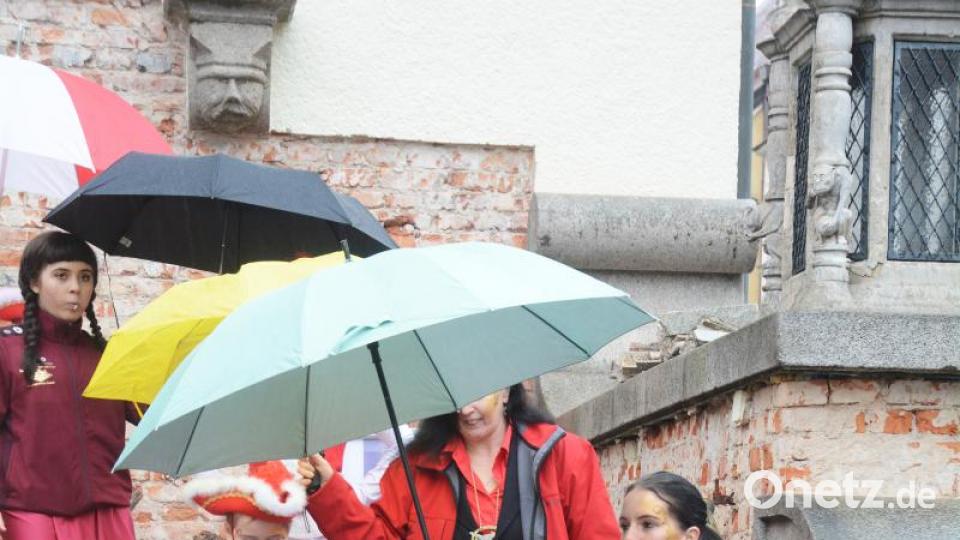 Von der Rathaustreppe aus marschieren die Mädchen auf die Bühne. Bild: Gabi Schönberger