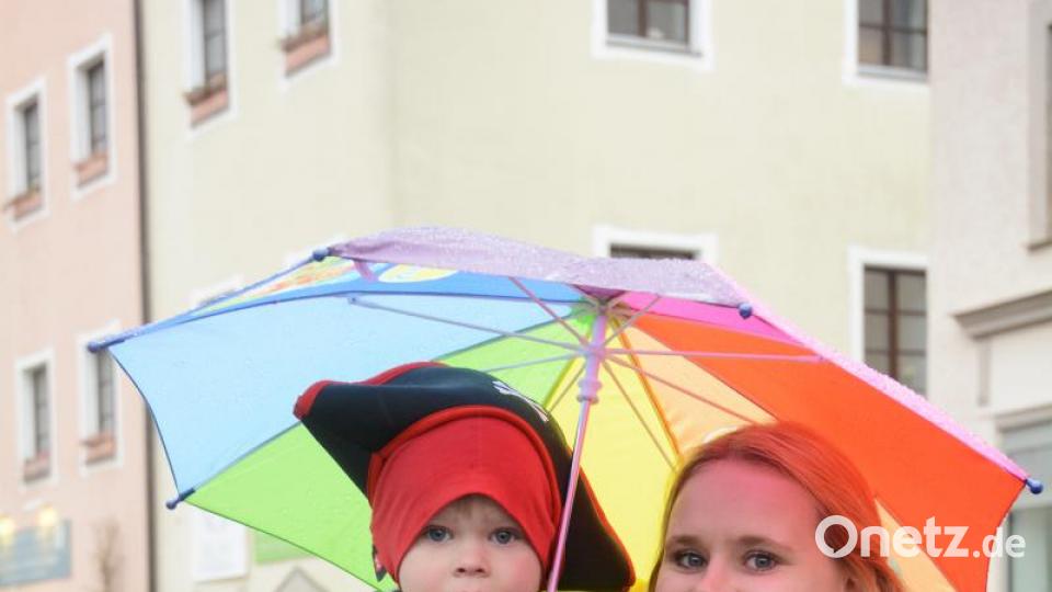 Viele Narren trotzen dem Regen beim Kinderfasching am Nachmittag. Bild: Gabi Schönberger