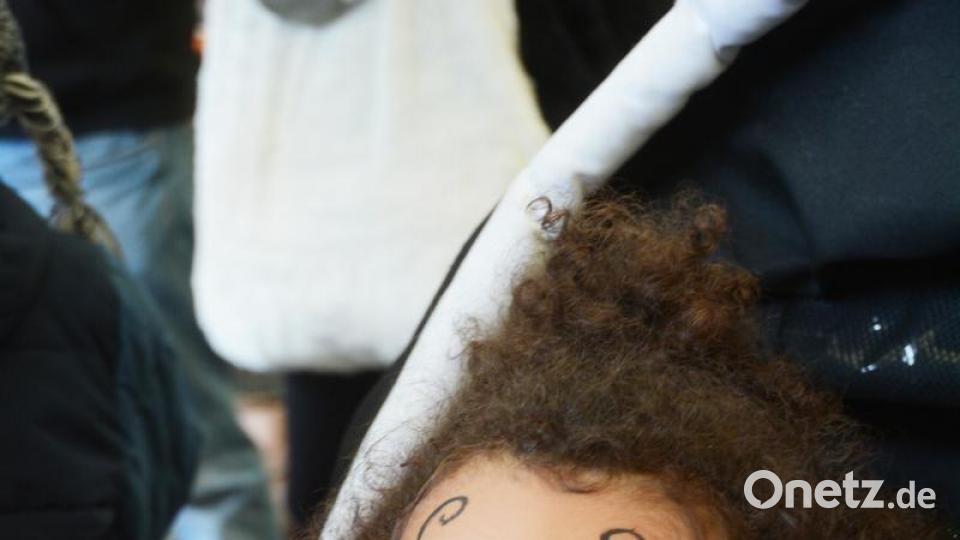 Auch unter den kleinsten Besuchern des Kinderkarnevals sind einige toll geschminkt und verkleidet. Bild: Gabi Schönberger