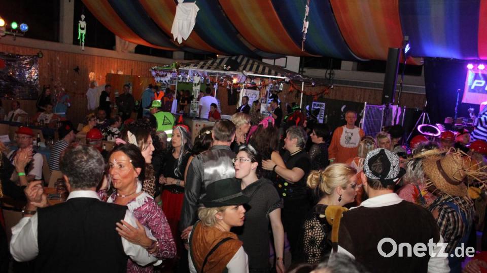 Beste Stimmung unter dem Tanzvölkchen, dem die Band „Power Play“ aus Kötzting mächtig einheizte. Bild: frd