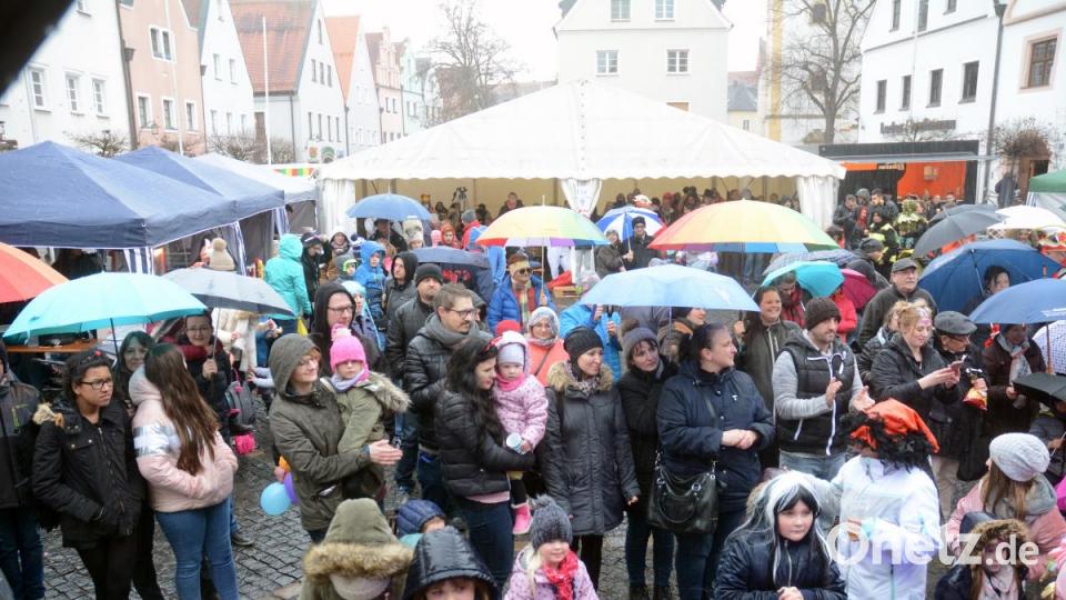 Trotz des Wetters ist der Platz vor der Bühne am Nachmittag gut besucht - sicher auch dank des beheizten Zeltes im Hintergrund. Bild: Gabi Schönberger
