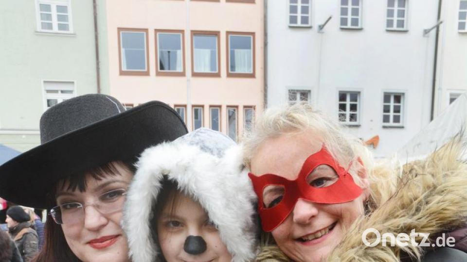 Faschingstreiben vor dem Alten Rathaus Bild: Gabi Schönberger