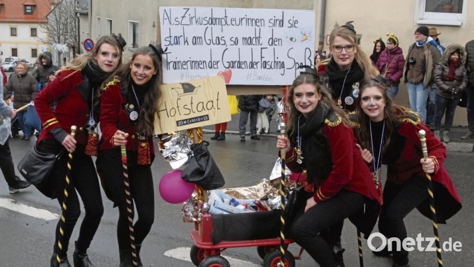 Gardetrainerinnen der Faschingsgesellschaft waren beim Gaudiwurm als Zirkusdompteurinnen dabei. Bild: gjb
