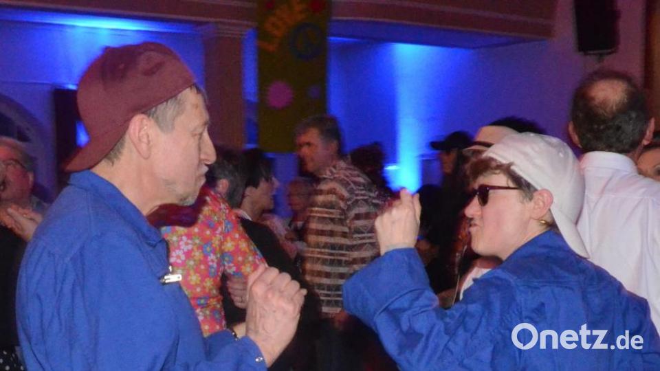 Viele 60s-Fans schwingen das Tanzbein bei der Revival Party. Bild: Kunz