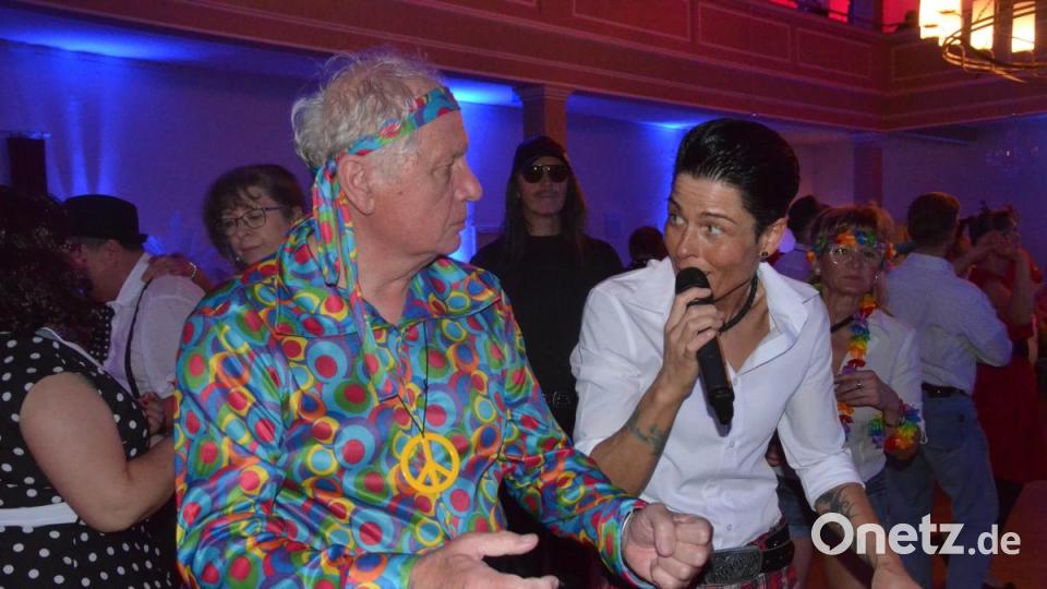 Viele 60s-Fans schwingen das Tanzbein bei der Revival Party. Bild: Kunz