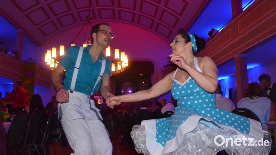 Viele 60s-Fans schwingen das Tanzbein bei der Revival Party. Bild: Kunz