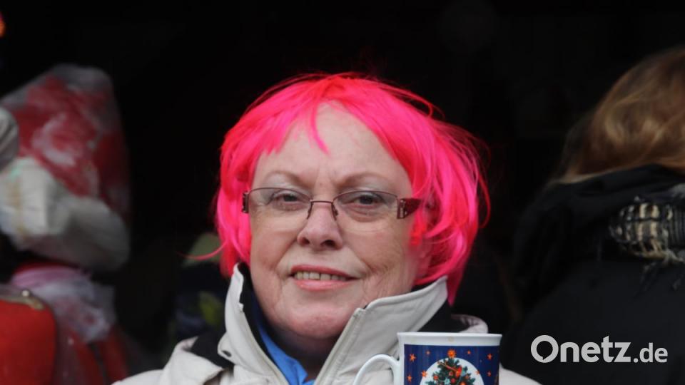 Auch weit angereiste Gäste wie Ingeborg Kreiner aus Siebeneichen hatten ihren Spaß am Rosenberger Faschingsumzug. Bild: mfh