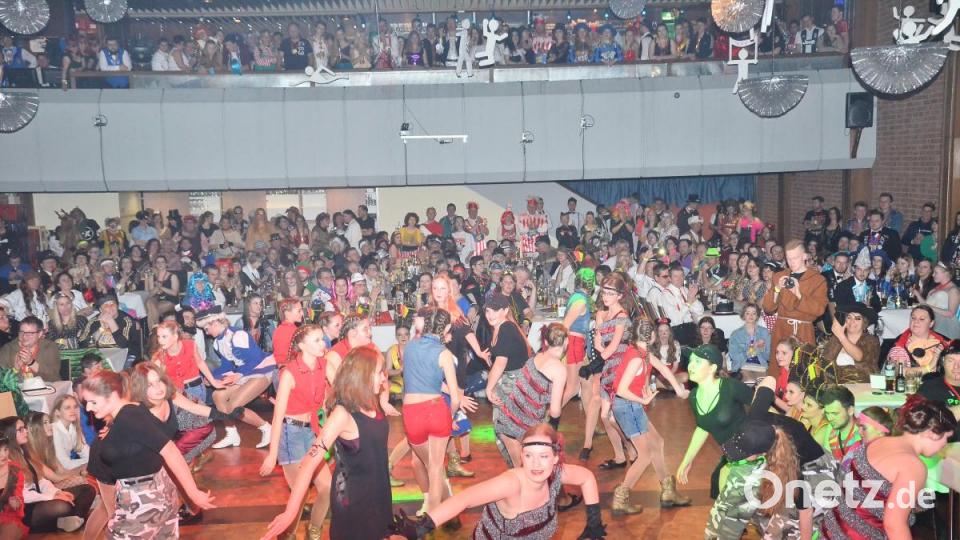 Einem staunenden Publikum präsentiert die VFV-Jugendgarde einen Dance-Contest in verschiedenen Facetten. Bild: fjo