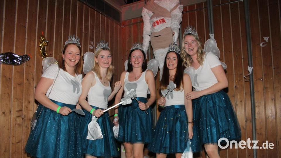 Die Zahnfeen hatten ihre großen "Zahnbürsten" mitgebracht. Bild: frd