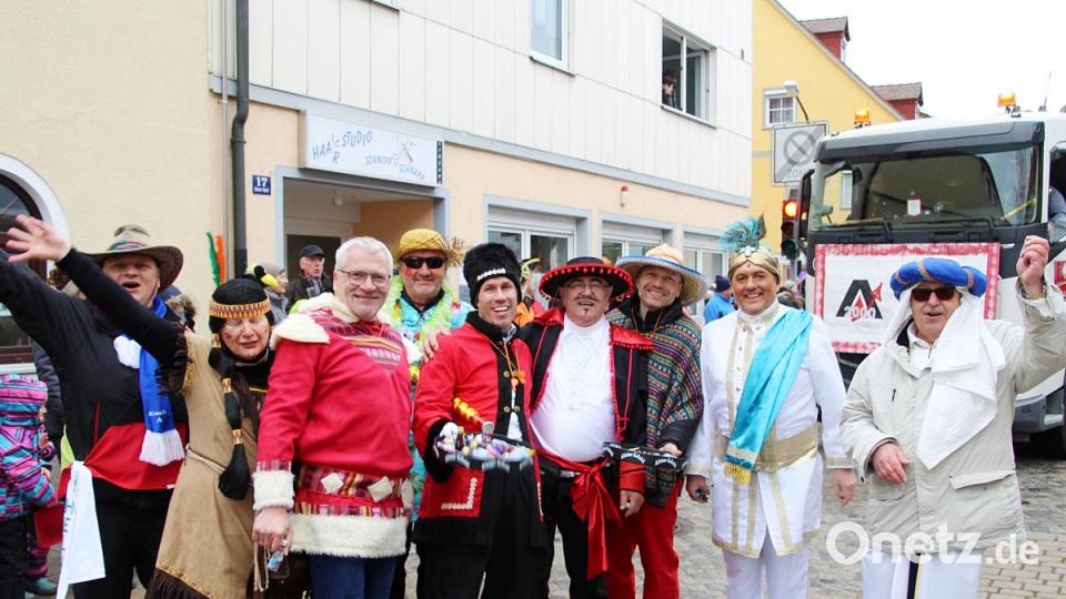 Bürgermeister Joachim Neuß (Zweiter von rechts) schart seinen kostümierten Stadtrat um sich. Bild: jma