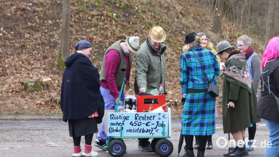 Die Kirwa-Leit mit dem Themenwagen zum Thema Rente. Das wichtigste Transportgut war aber auch hier der ungetrübte Faschingsspaß und etwas flüssige Nachrung. Bild: mfh