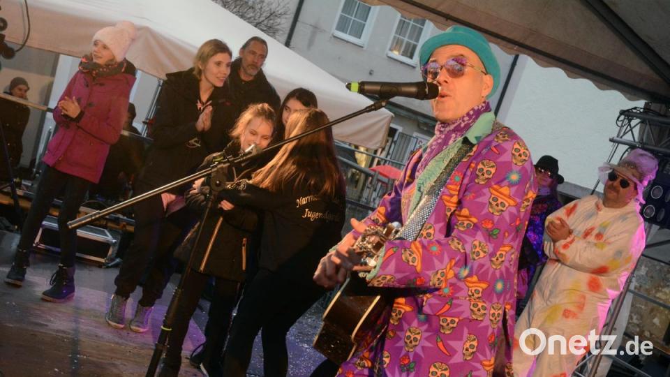 Johnny Gold geht auf Tuchfühlung mit seinem Publikum und kämpft so erfolgreich gegen das wetterbedingt lichter werdende Publikum an. Bild: Gabi Schönberger