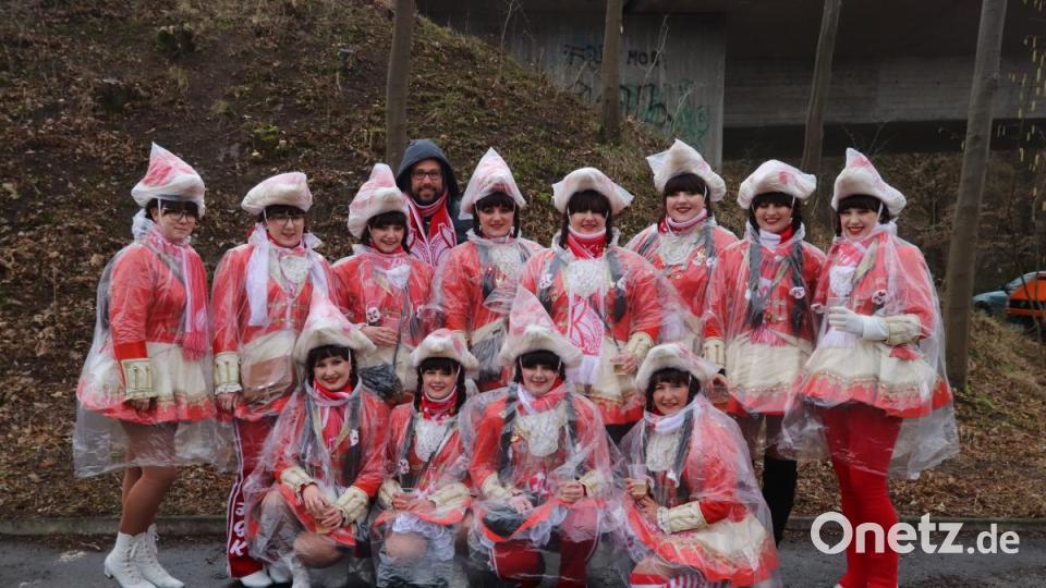 Ein bisserl Regen ist kein Grund, zu Hause zu bleiben. 12 Gardemädels der Knappnesia trotzten dem Nass. Bild: mfh