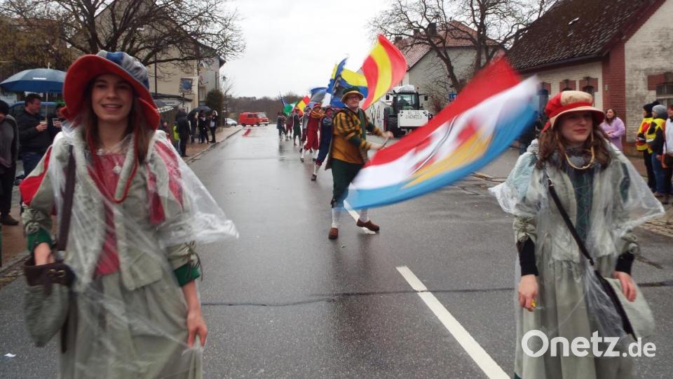 Ganz groß in Aktion: Die Gebenbacher Fahnenschwinger. Bild: e