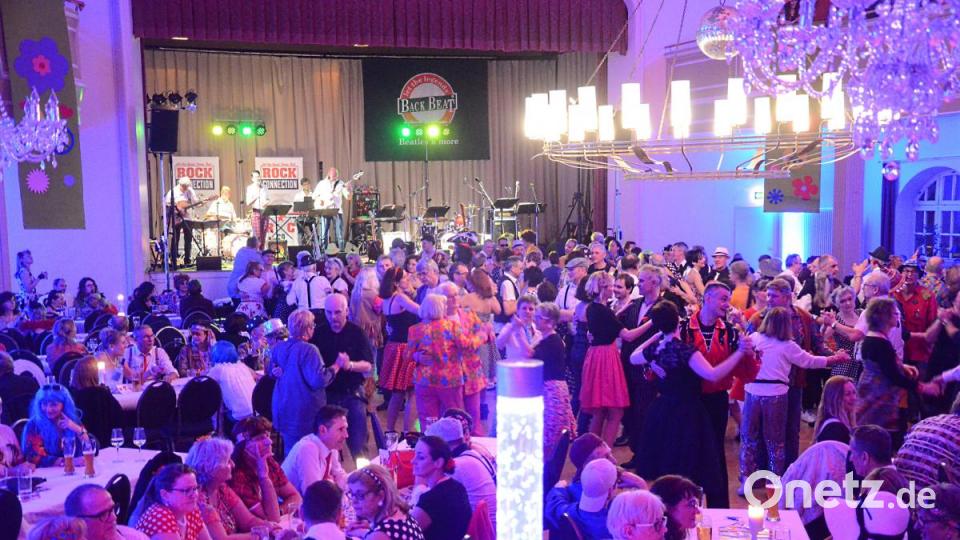Viele 60s-Fans schwingen das Tanzbein bei der Revival Party. Bild: Kunz