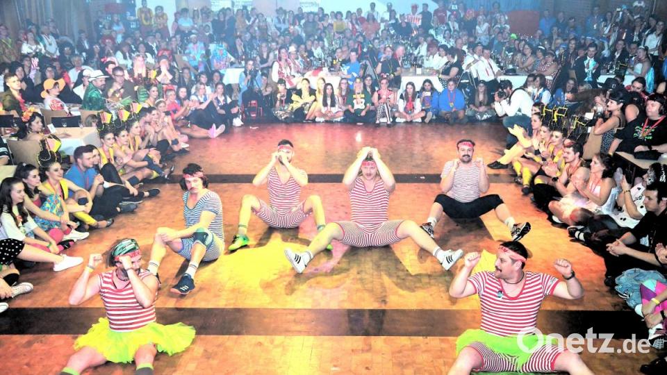 Ringsum lässt sich das Publikum in der erneut ausverkauften Stadthalle keinen einzigen der vielen Auftritte beim mitreißenden Rosenmontagsball entgehen. Bild: fjo